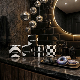 Soft liquorice lifestyle rolls | Svarta och Vita Rullar Toalettpapper